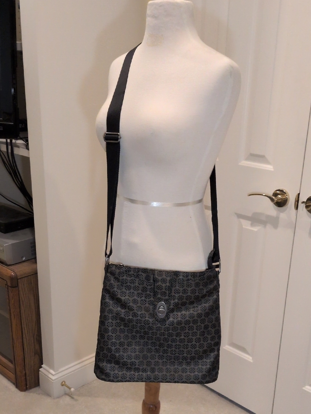 baggalini cross body bag steel gray and black
